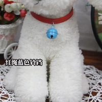 Синий браслет из красной нити, колокольчик