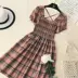 Retro sóng dot lưới tính khí đàn hồi nếp gấp vuông cổ áo chéo lại eo cao Một từ váy sinh viên đầu tiên tình yêu ăn mặc A-Line Váy