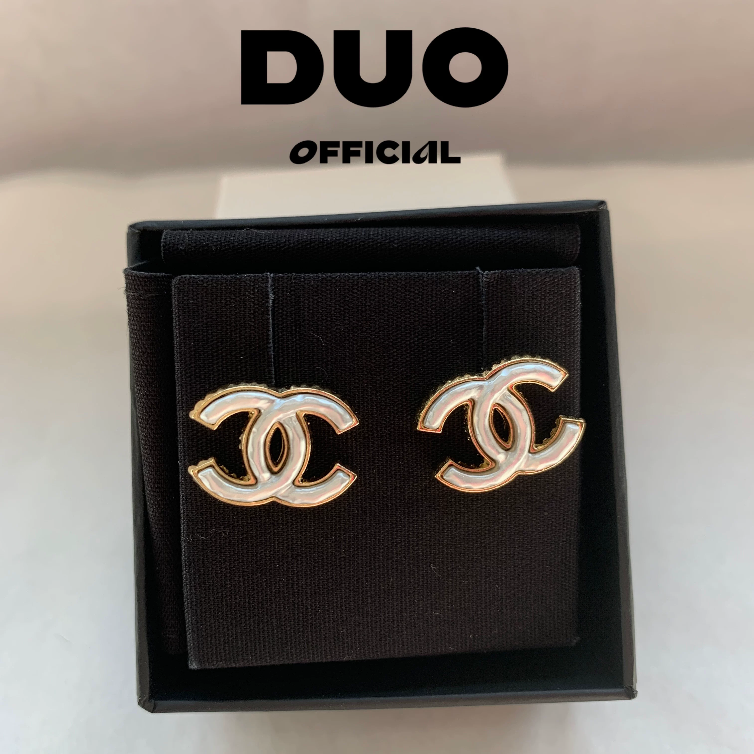 CHANEL Chanel 23 New 23A Classic Double C White Fritillaria Permeter Earlier Earrings Earrings