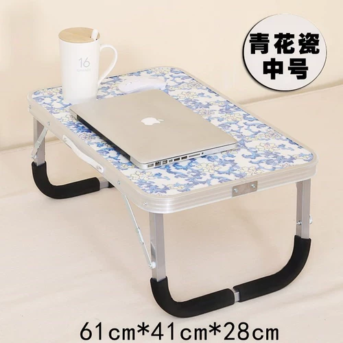 Стол на кровати, стол, напишите складной маленький стол, ученики средней школы средней школы студента колледжа учатся в общежитии.