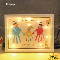 Счастливая семья из 3 красивых фонарей