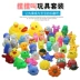 Bé tắm pinch được gọi là đồ chơi thân thiện với môi trường bé con hồ bơi chơi đồ chơi động vật nhỏ pinch kích thước vịt màu vàng