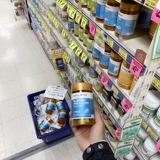 Австралийский здоровый уход Больше оранжевых капсул для глаз лютеина с листьями листьев.