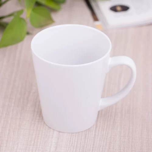 Небольшой конус -в обработке цветовой деформационной чашки DIY, чтобы нарисовать чашку с диаграммой печати Pour Hot Water, показывающая подарки на крышке для отправки друзей