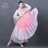 Пять -летняя магазин более 20 поклонников танца цветовых танцев, танцующие фанаты расширяют двойные равитанные упражнения.