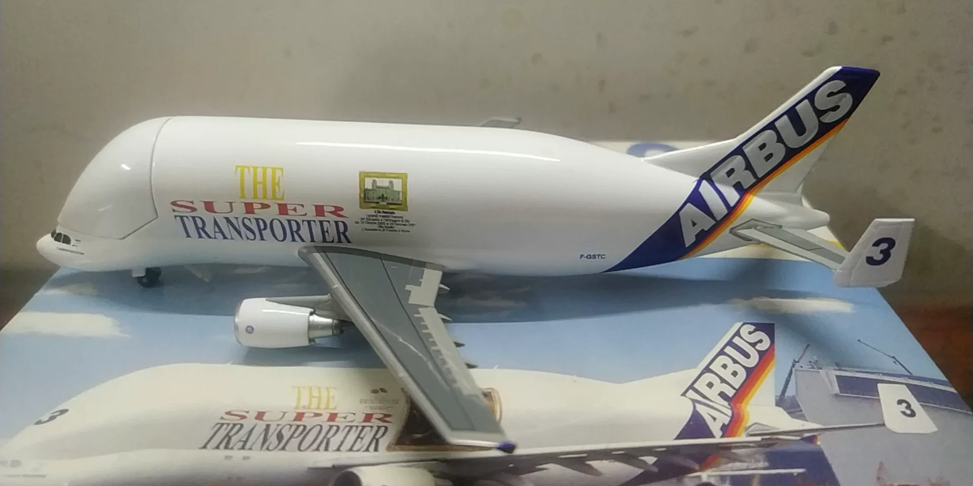 Bus, transport plane, model, scale 1:400, beluga