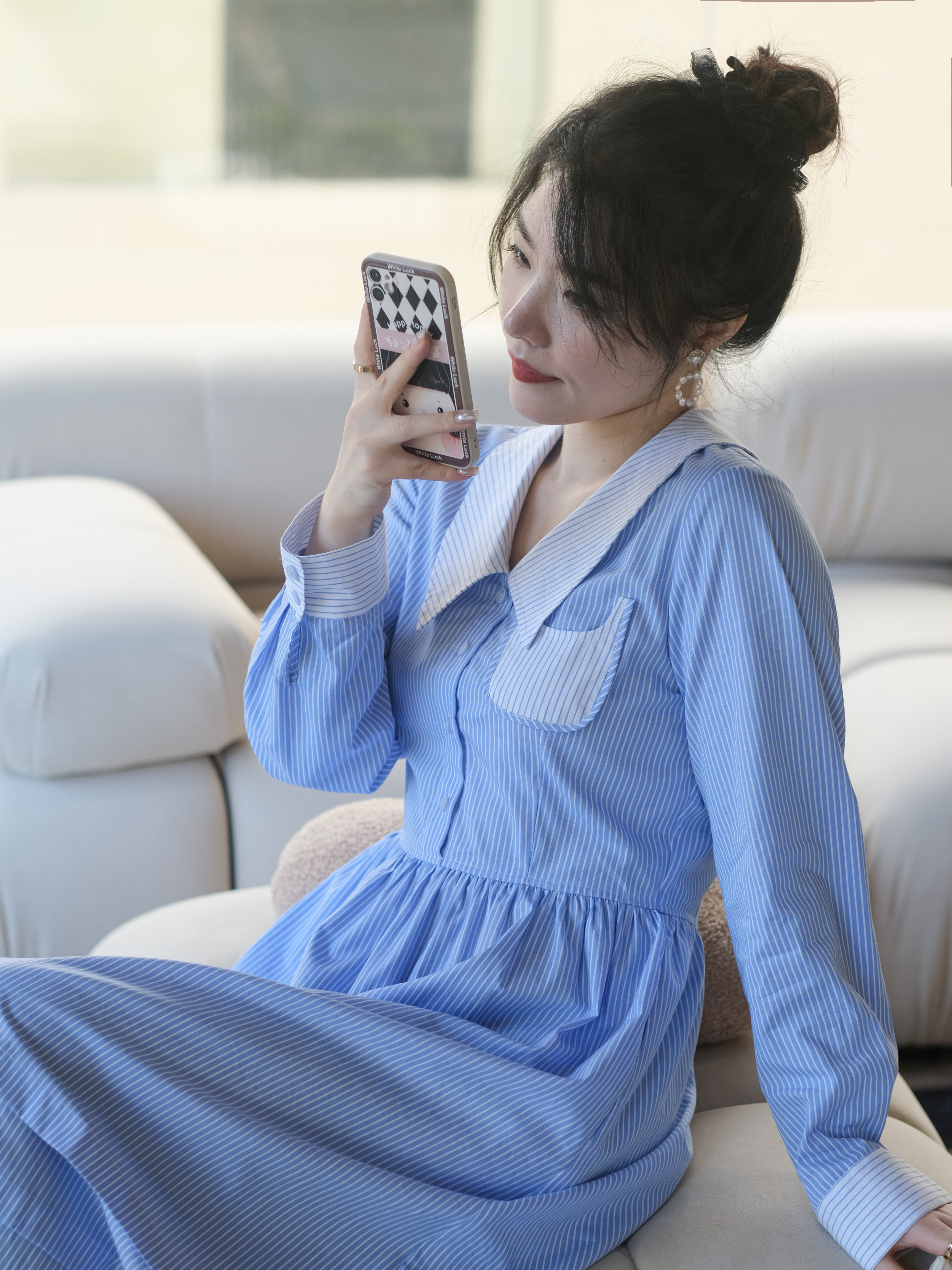 The JML ginger grain French retro blue striped long-sleeved shirt with a patchwork collar and a long cinched waist dress are slimming Application Scenario