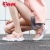 Giày sandal nữ Jordan 2019 mùa hè thoáng khí Giày thể thao nữ Velcro đế mềm đế mềm đi biển màu hồng đen trắng - Giày thể thao / sandles