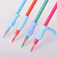 Учащиеся начальной школы с ручками схвачены карандашами, чтобы исправить позу в карандаше.