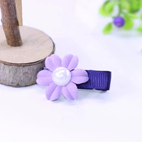 Маленькая сиреневая заколка для волос