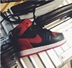 Thương hiệu đường phố mới AJ1 màu đen và đỏ sét NMD sneakers sạc mặt dây chuyền kho báu MAG Jordan điện thoại di động phổ điện