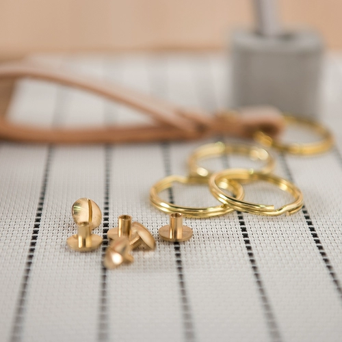 Латунный брелок, подвеска, сувенир, из натуральной кожи, с печатью вашего логотипа