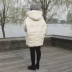 Giải phóng mặt bằng chống mùa, lưng thêu chữ kiểu áo vịt xuống nữ phiên bản Hàn Quốc áo khoác dày trùm đầu lỏng lẻo - Xuống áo khoác Xuống áo khoác