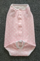 Полностью завернутый жилет с тональной основой и белыми точками.