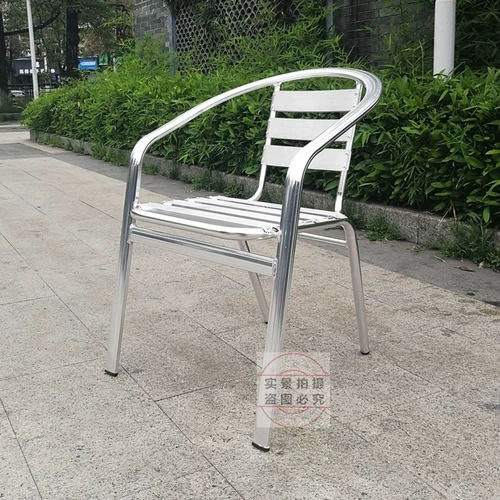 На открытом воздухе садовый солнечный клык дождевая вода, показывающая легкое место для отдыха.