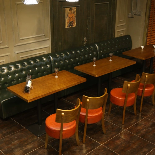 Ретро диван, шпильки для волос, десертный чай с молоком из натурального дерева