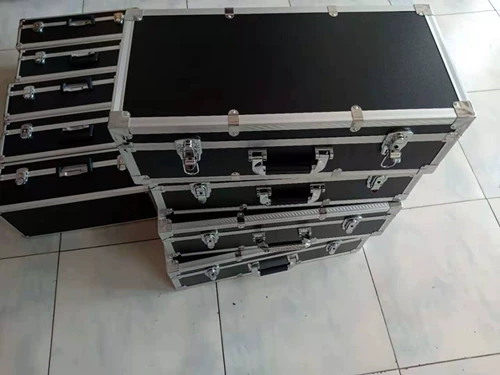 Черная металлическая коробка, разнообразные музыкальные инструменты, алюминиевый сплав
