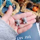 Пара серых серых серебряных сережек с медвежьими иглами