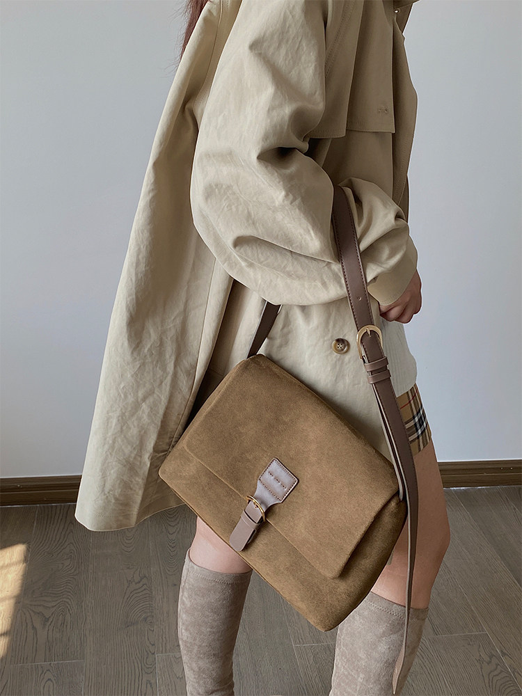 Koreanische Version der neuen Herbst-Damentasche im College-Stil mit Samtstruktur und einer Schultertasche unter dem Arm_voghion.com