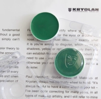 Зеленое покрытие красной кровь, красная и опухшая прыщи