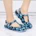 Giày dép nữ dép mùa hè phiên bản mới của Hàn Quốc giày graffiti lỗ chống trượt dày đáy phẳng gót giày đi biển dép và dép đi trong nhà - Sandal