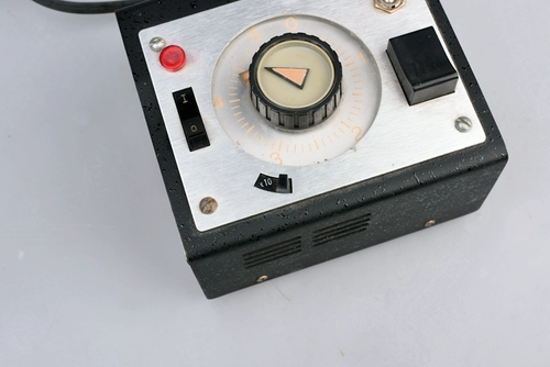 Таймер автоматической синхронизации мощности для усиления темной комнаты -