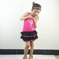 Костюм с подтяжками и розовой юбкой