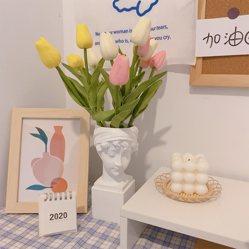British Girl Ornaments + 10 Tulipsins Retro flower arrangement vase David statue Cosmetic brush bucket a living room Home Furnishing Gypsum Sculpture Dried flower decorate Ornaments
