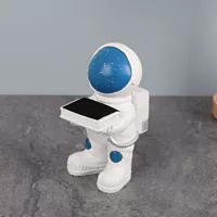 Астронавт смотрит небо синий