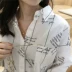2018 mùa xuân mới của Hàn Quốc phiên bản của chi linh hoạt ve áo letter in sọc dọc lỏng áo sơ mi dài tay áo 	áo sơ mi nữ dài tay màu đen	 Áo sơ mi dài tay