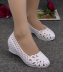 Mùa hè chim yến Bao Đầu dép nhựa nữ trắng y tá giày dốc nhỏ với lỗ giày thoải mái phụ nữ mang thai giày mẹ giày Sandal