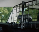 Внутри автомобиля у железного забора о заградах с забором для головы подушка -тип оригинальной односторонней безопасной и удобной.