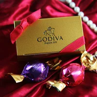 Квадратная коробка Godiva + красная лента (содержит 2 трюфеля Godiva)