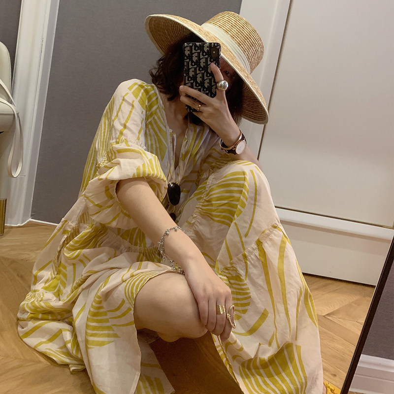 Floral print dress, V-neck dress, feminine and stylish, French retro long dress, vacation beach dress Application Scenario