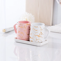 Белая и розовая чашка с керамической тарелкой