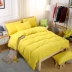 Bộ đồ giường bốn mảnh màu vàng đơn giản 1,8m khăn trải giường màu rắn 1,5 chăn ký túc xá sinh viên đơn sắc bộ ba mảnh 4 - Bộ đồ giường bốn mảnh Bộ đồ giường bốn mảnh