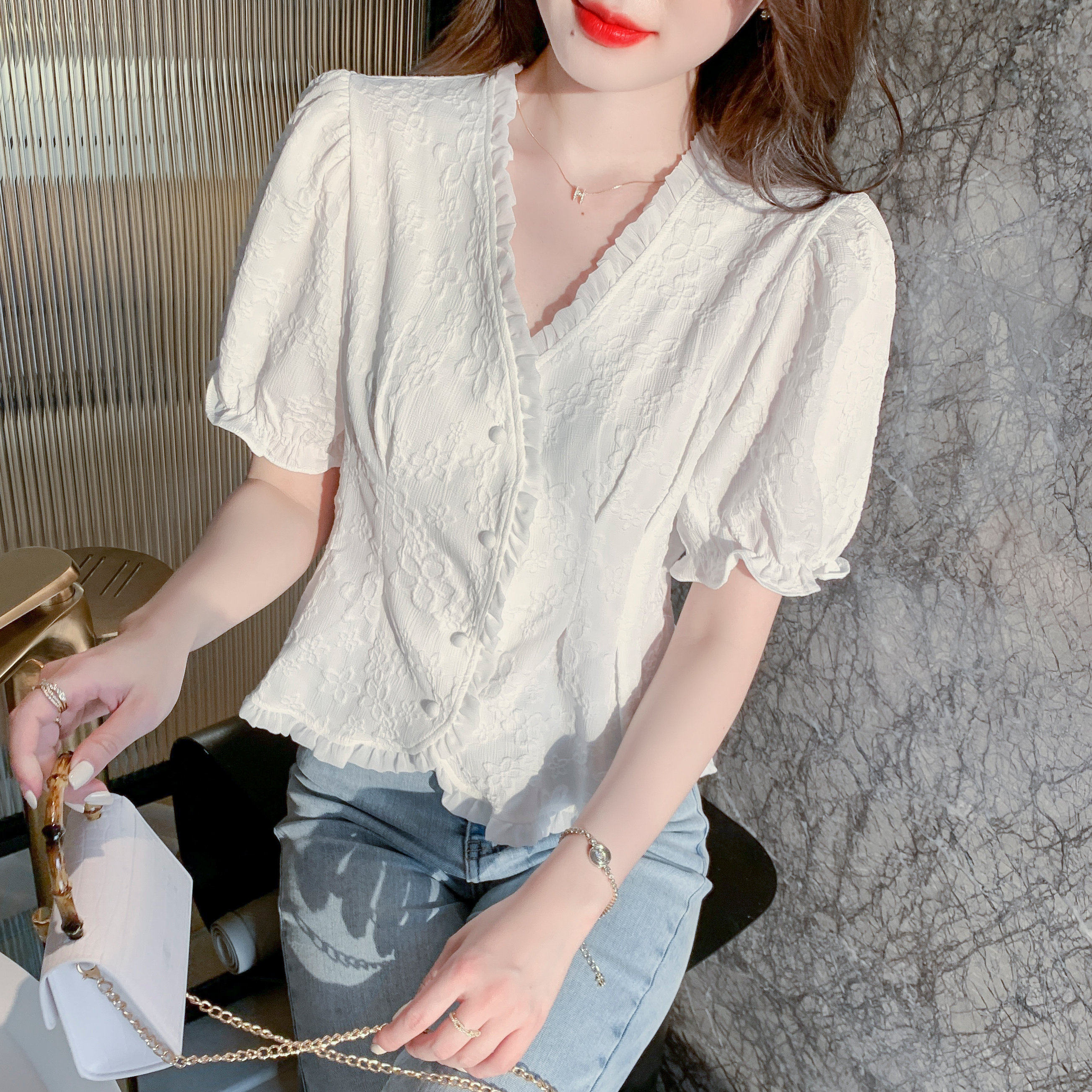 French white shirt women's short-sleeved 2022 summer V-neck dollhouse, fashionable puffed sleeves, cinched chiffon top Application Scenario