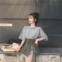 Dora Chaoren Hall Hồng Kông hương vị retro chic loose phần dài T-Shirt + dây đai bất thường váy phù hợp với phụ nữ bộ vest nữ