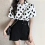 Dora Chaoren Hall Hồng Kông hương vị retro chic ve áo polka dot voan shirt + hoa 苞 quần short giản dị phù hợp với nữ mùa hè đồ bộ mặc nhà