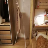 Ikea Ikea ekrar Jekal Law Law Law Room - это простая и тихая, домашняя стойка для плаща висят вешалка
