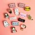 Hàn Quốc phim hoạt hình huy hiệu mềm dễ thương phụ kiện túi dễ thương acrylic trang sức trâm văn bản phim hoạt hình biểu hiện gói huy hiệu - Trâm cài cài áo đẹp Trâm cài