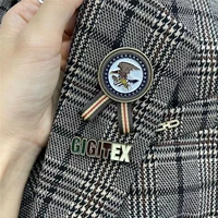 Пиджак классического кроя, брошь, значок с буквами, аксессуар, английские буквы