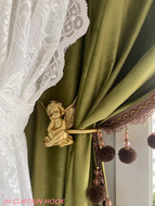 Móc treo rèm thiên thần nhỏ không đục lỗ bằng đồng Pháp màu sắc cổ điển ánh sáng sang trọng phòng khách phòng ngủ móc treo tường cuốn sách nhỏ màu đỏ móc treo tường phụ kiện may rèm cửa bán buôn phụ kiện rèm cửa