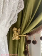 Móc treo rèm thiên thần nhỏ không đục lỗ bằng đồng Pháp màu sắc cổ điển ánh sáng sang trọng phòng khách phòng ngủ móc treo tường cuốn sách nhỏ màu đỏ móc treo tường phụ kiện may rèm cửa bán buôn phụ kiện rèm cửa