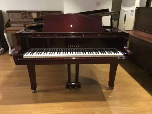 Yamaha, японское бордовое пианино