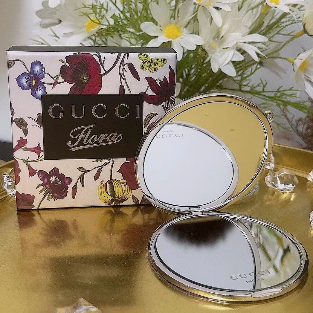 هدية العداد المحلية GUCCI Guchi الفضية المنحوتة مرآة مكياج دائرية على الوجهين صغيرة ومريحة