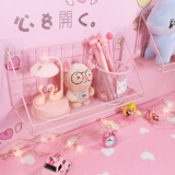 Различные артефакты хранения в стене с общежитием -спальня на крышке стены на стене на стене на стене на стене