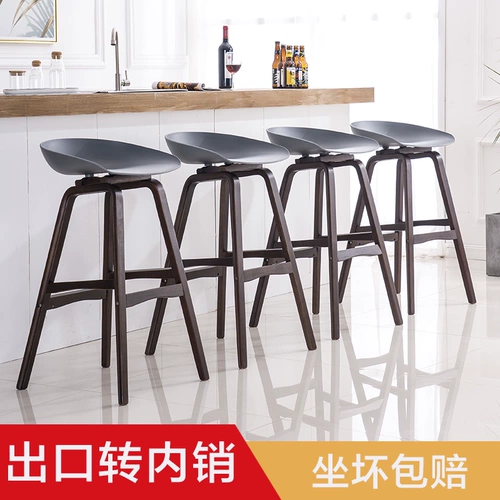 Стул с твердым древесином.