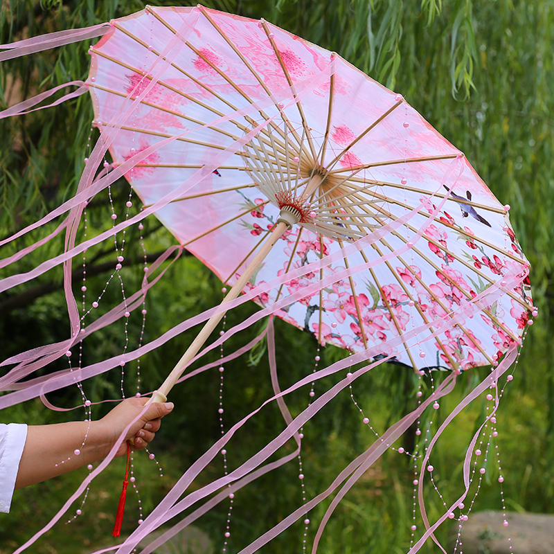 Цветы кисти зонтики. Косплей на зонтика. Одежда зонтика для косплея. Китайский зонт с кисточками. Китайцы с зонтиками от солнца.