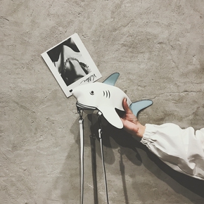 新款单肩ins超火包百搭斜挎鲨鱼包